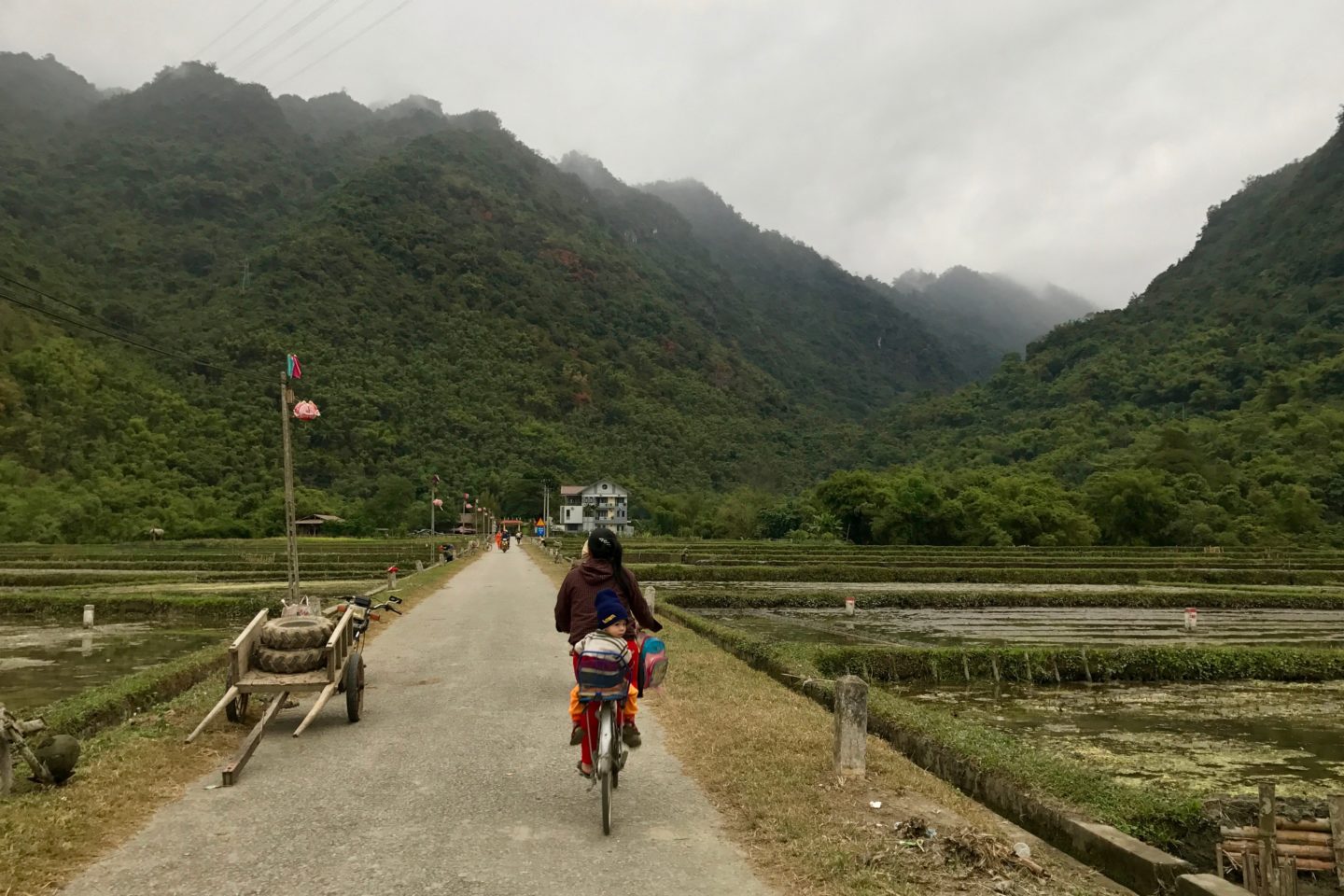 Paseando en bici en Mai Chau