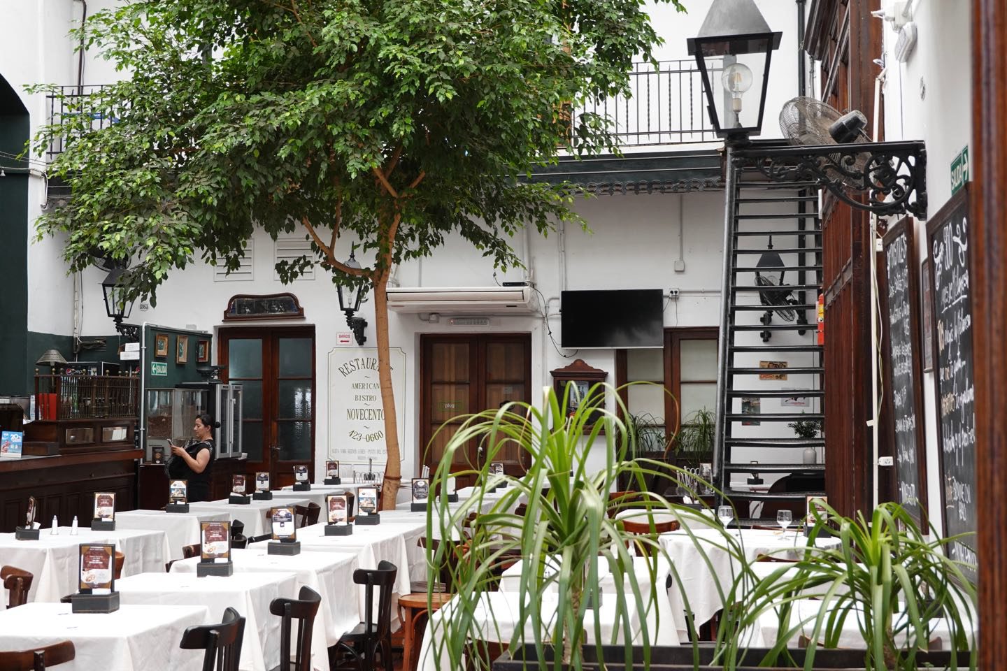 Beautiful Bar-Restaurant Novecento Cabildo, inside the Cabildo inside of of its patios