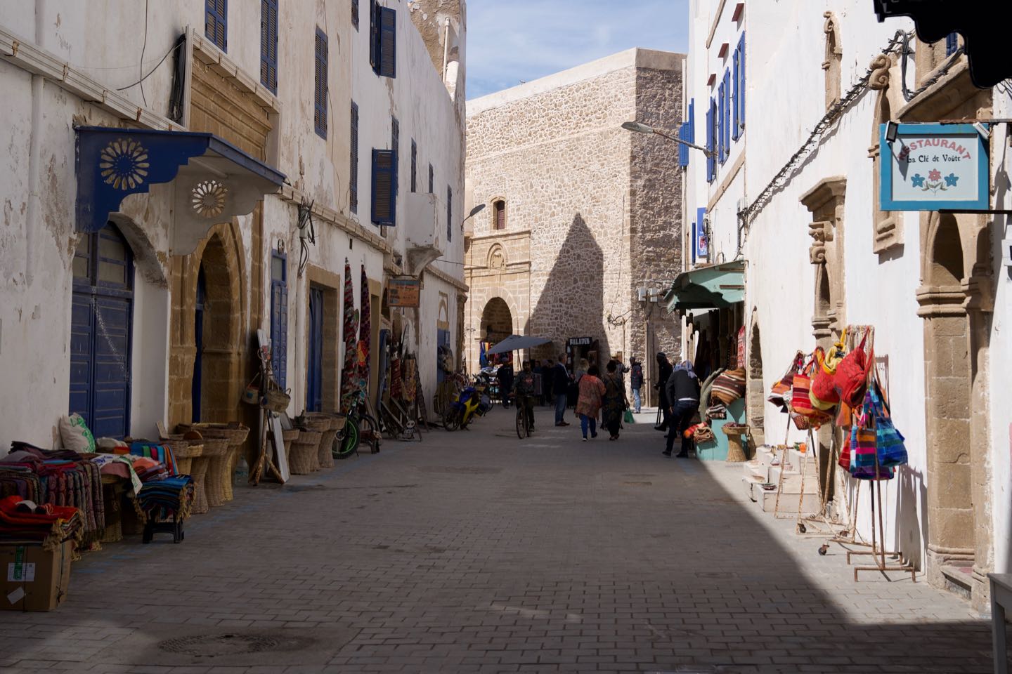 Una de las calles principales dentro de la medina de Essaouira